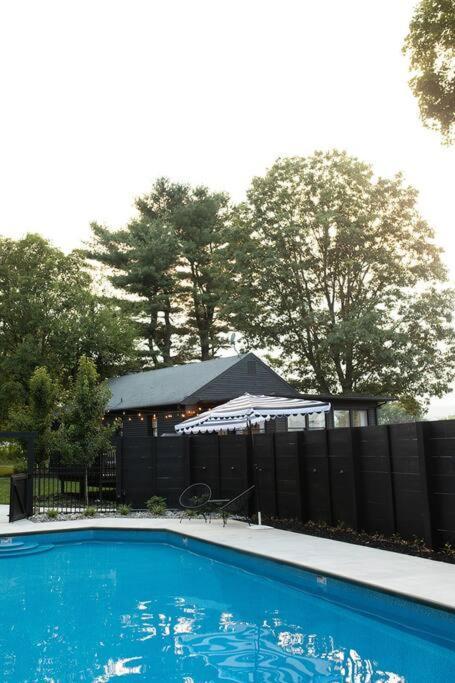 Ode To The '70's Creative Private With Pool Casa rural Honey Brook