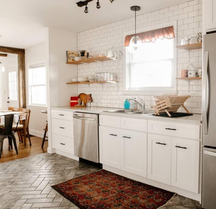 Ode To The '70's Creative Private With Pool Honey Brook